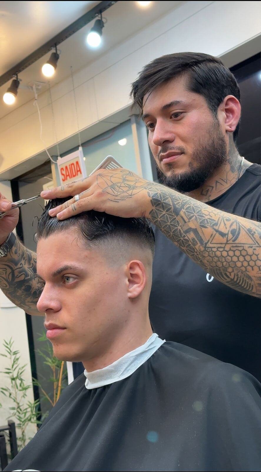 Corte masculino degradê com acabamento de precisão na Ander Barbershop em Canasvieiras