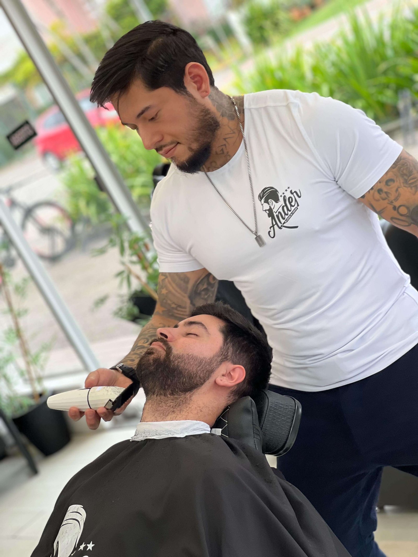 Barba com toalha quente e navalha na Ander Barbershop, norte da ilha de Florianópolis