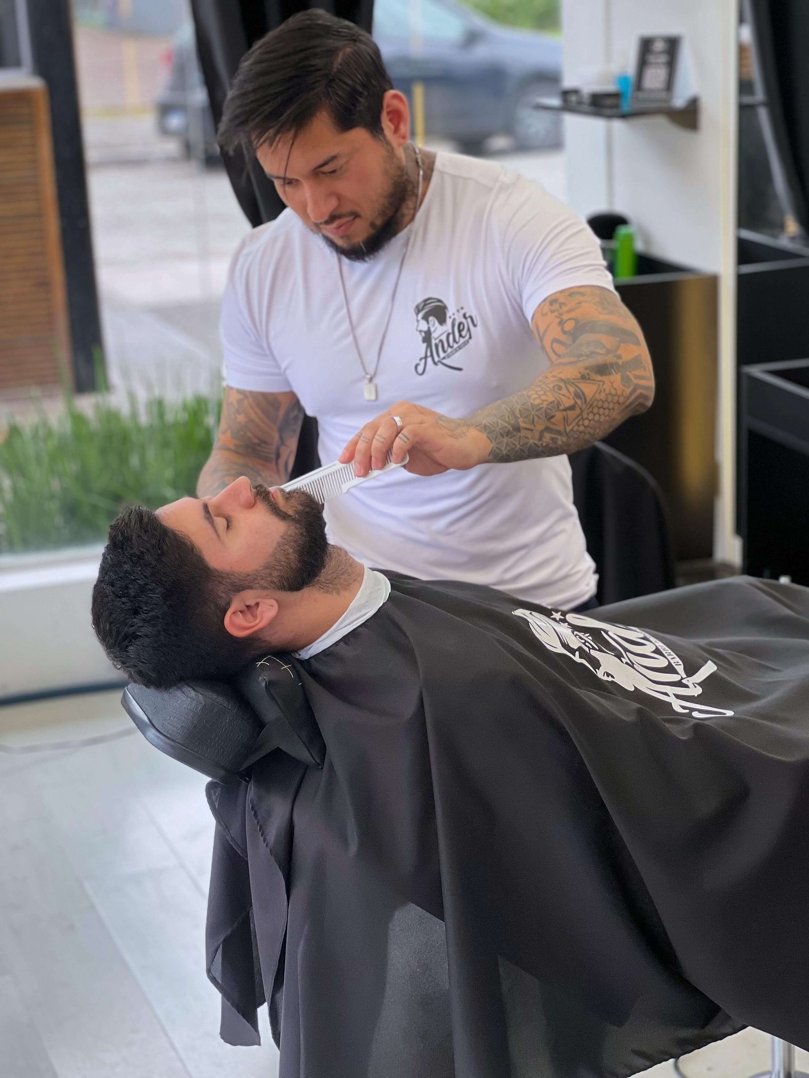 Corte social masculino em barbearia de Canasvieiras com acabamento limpo