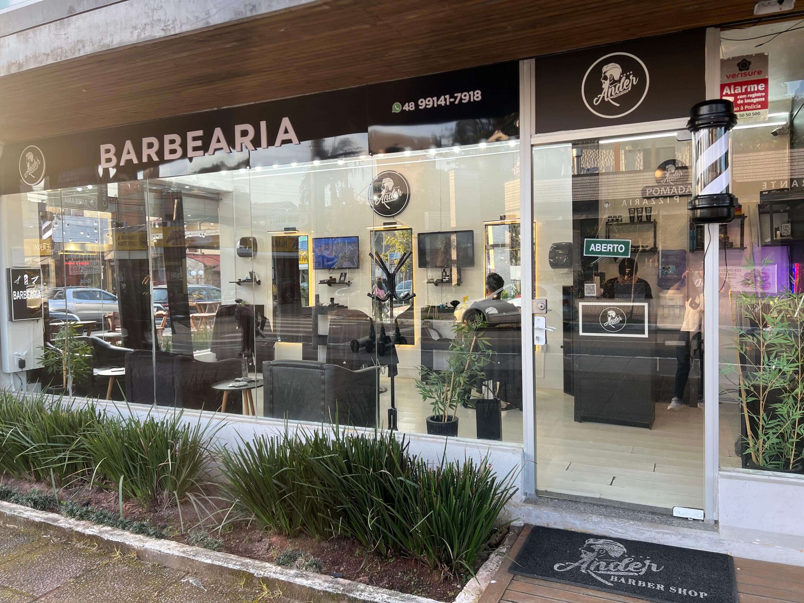 Acabamento de costeletas e nuca com navalha na Ander Barbershop Canasvieiras