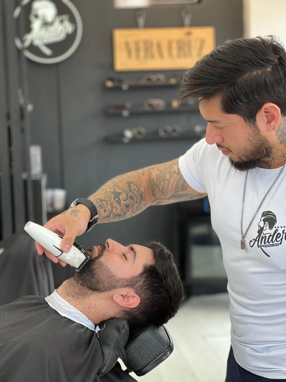 Interior climatizado da Ander Barbershop em Canasvieiras com bancada organizada