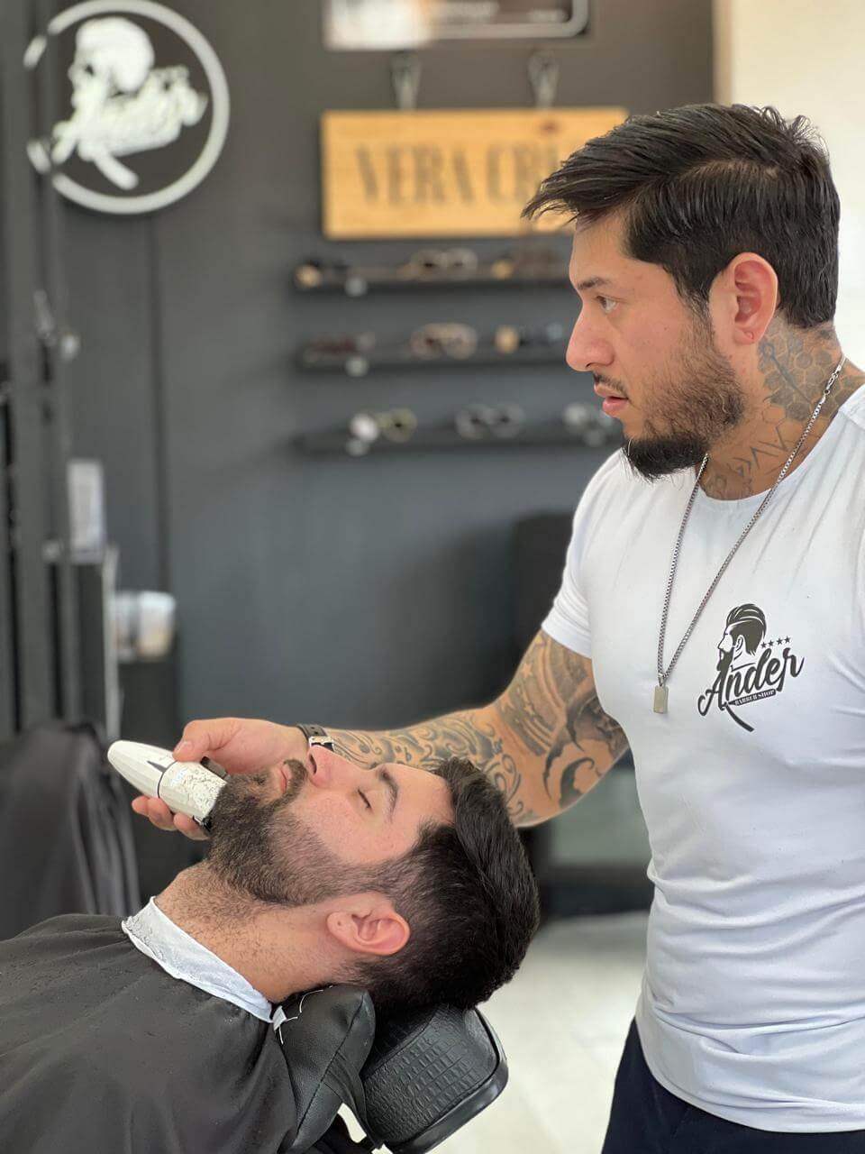 Barbeiro realizando alinhamento de barba com navalha em Canasvieiras Florianópolis