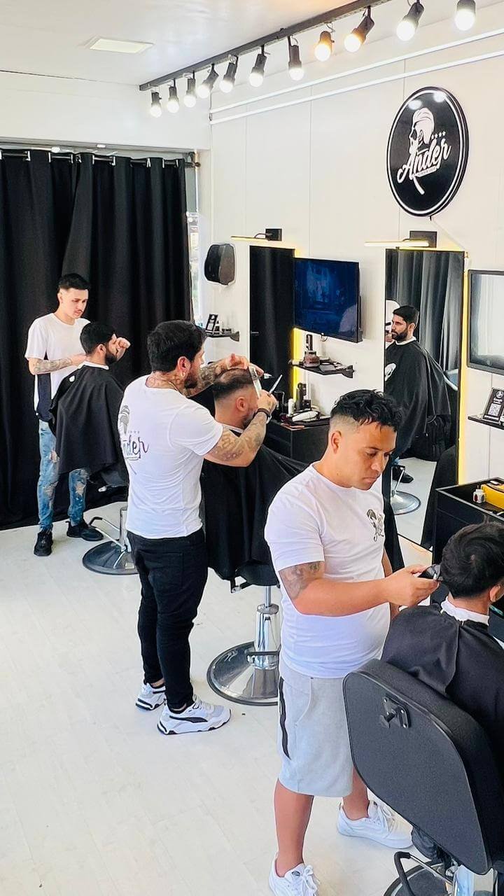 Corte moderno texturizado realizado por barbeiro em Canasvieiras Florianópolis